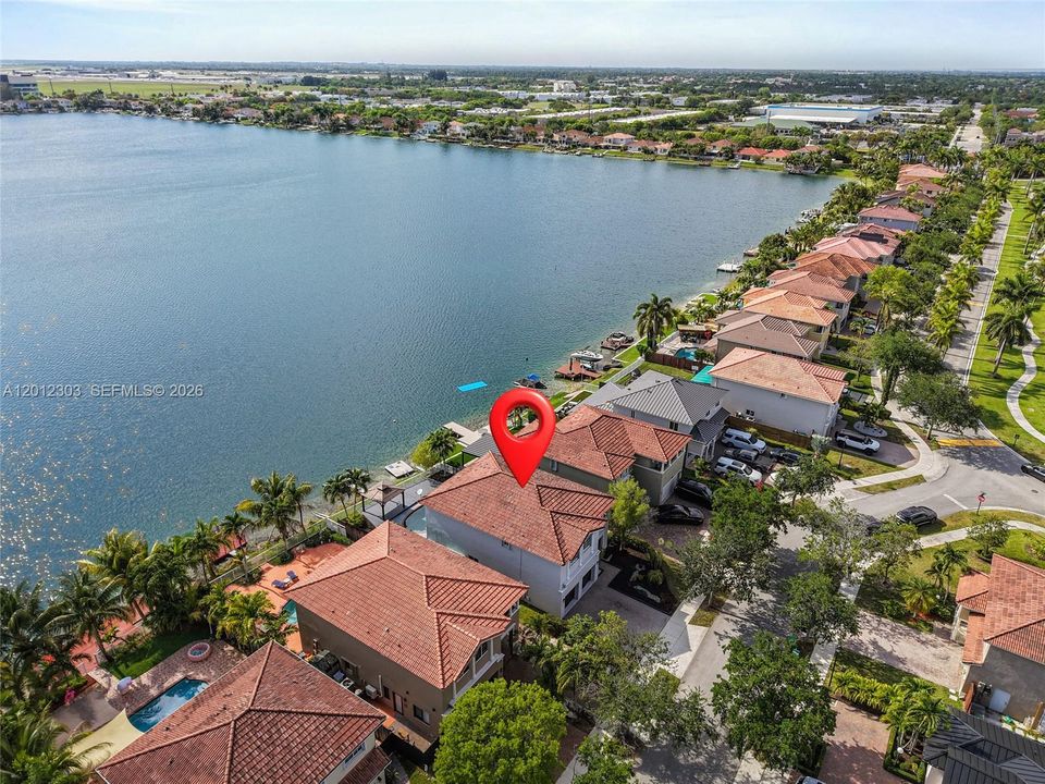 Activo con contrato: $929,000 (4 camas, 2 baños, 2136 Pies cuadrados)