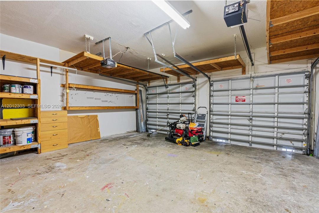 Activo con contrato: $929,000 (4 camas, 2 baños, 2136 Pies cuadrados)