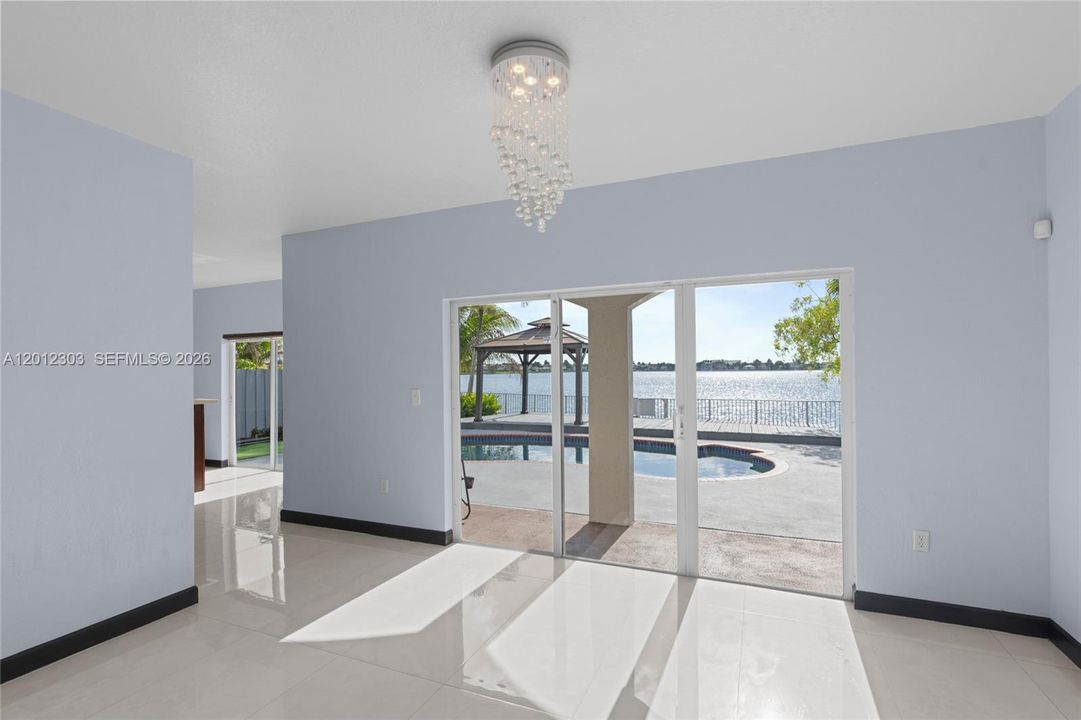 Activo con contrato: $929,000 (4 camas, 2 baños, 2136 Pies cuadrados)