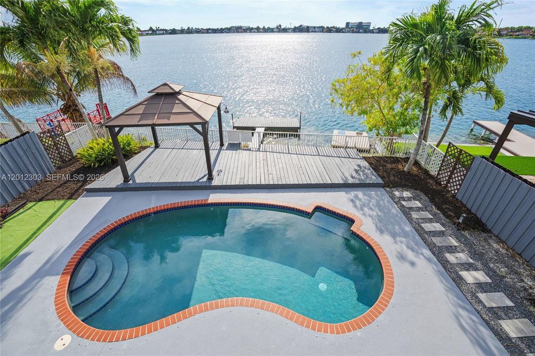 Activo con contrato: $929,000 (4 camas, 2 baños, 2136 Pies cuadrados)