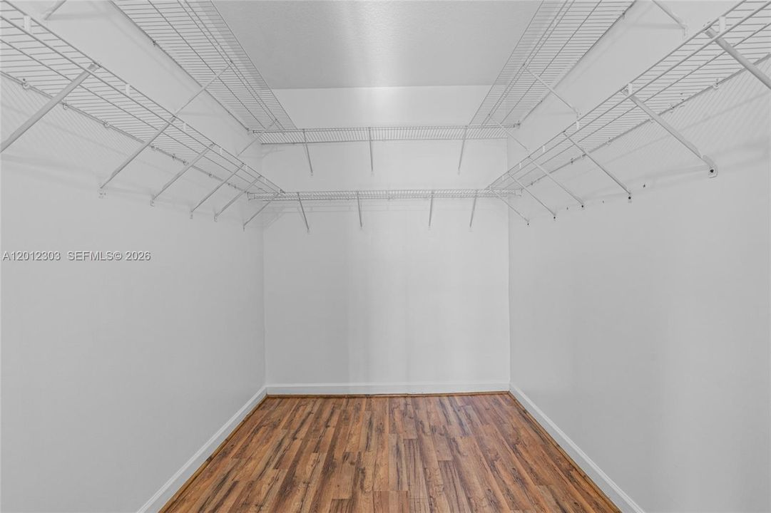 Activo con contrato: $929,000 (4 camas, 2 baños, 2136 Pies cuadrados)