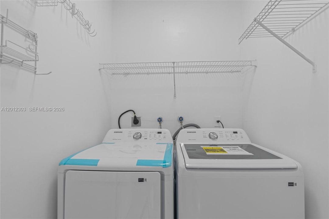 Activo con contrato: $929,000 (4 camas, 2 baños, 2136 Pies cuadrados)