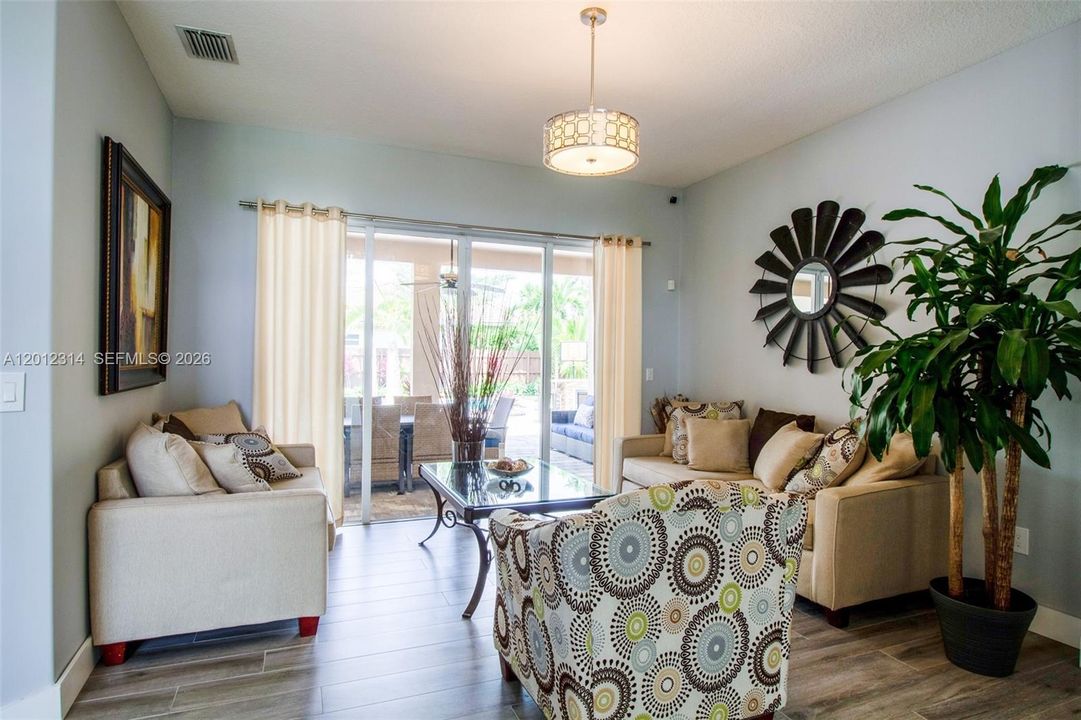 En Venta: $775,000 (5 camas, 3 baños, 2973 Pies cuadrados)