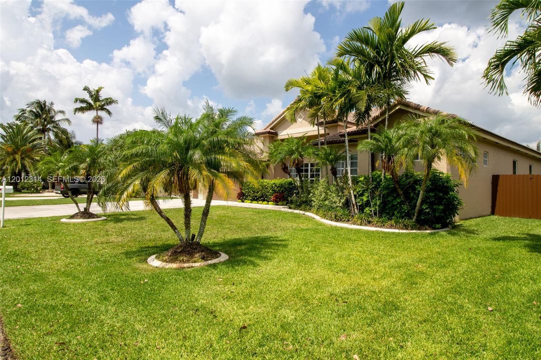 En Venta: $775,000 (5 camas, 3 baños, 2973 Pies cuadrados)