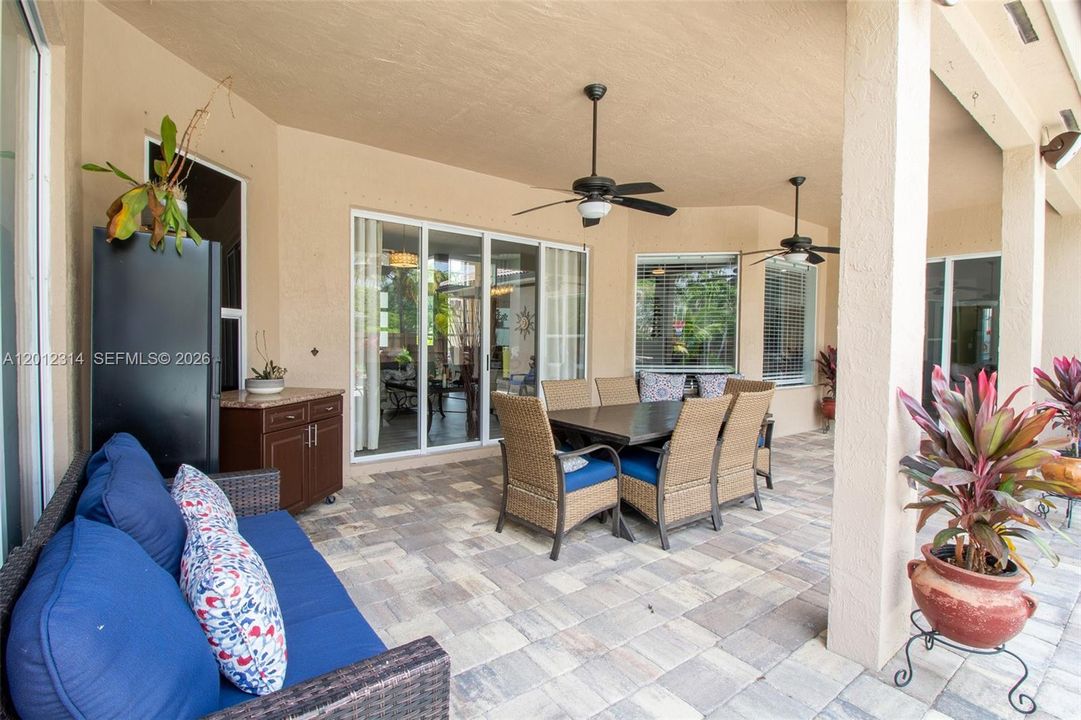 En Venta: $775,000 (5 camas, 3 baños, 2973 Pies cuadrados)