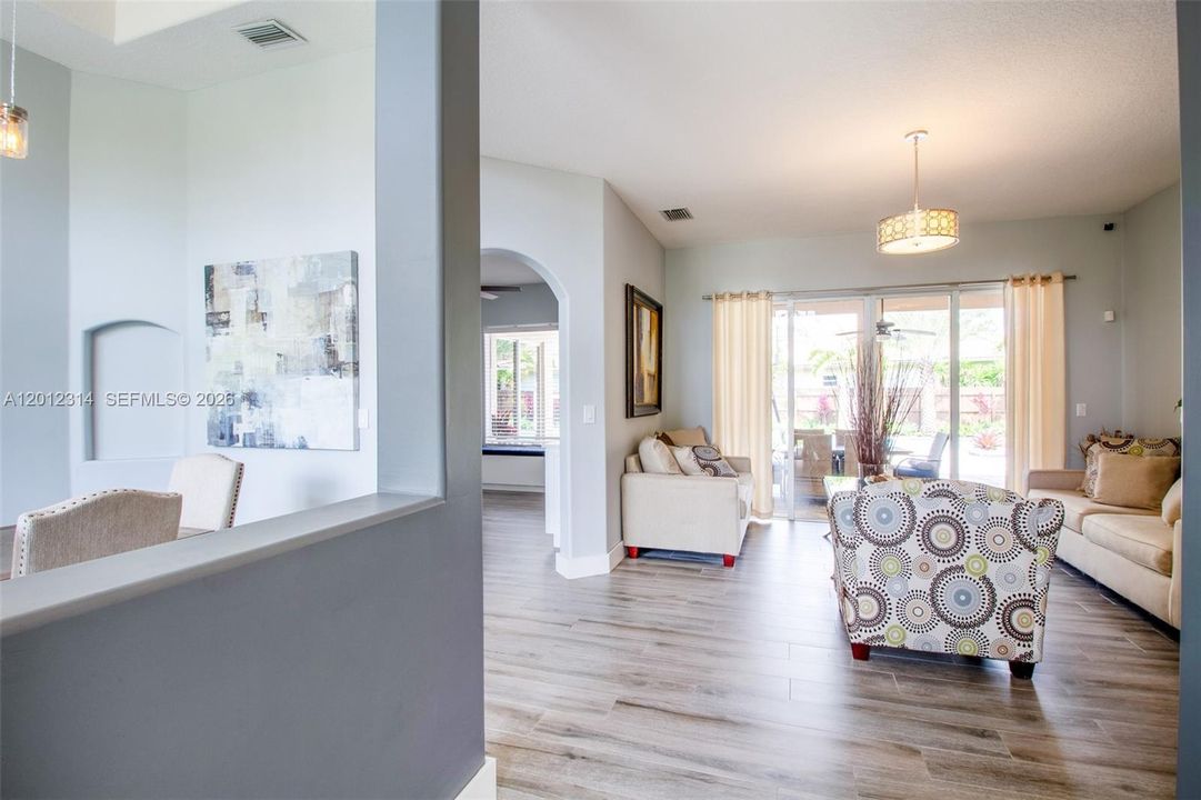 En Venta: $775,000 (5 camas, 3 baños, 2973 Pies cuadrados)