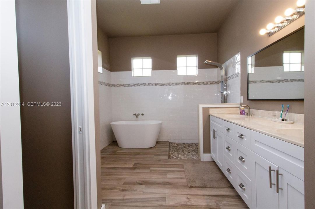 En Venta: $775,000 (5 camas, 3 baños, 2973 Pies cuadrados)