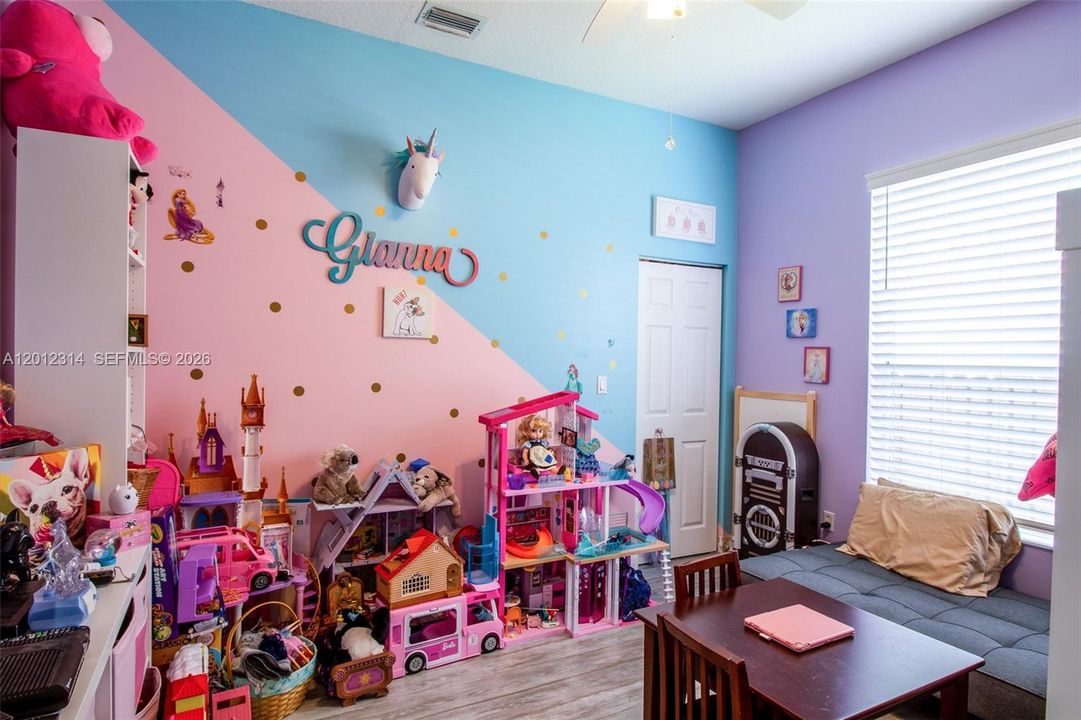 En Venta: $775,000 (5 camas, 3 baños, 2973 Pies cuadrados)