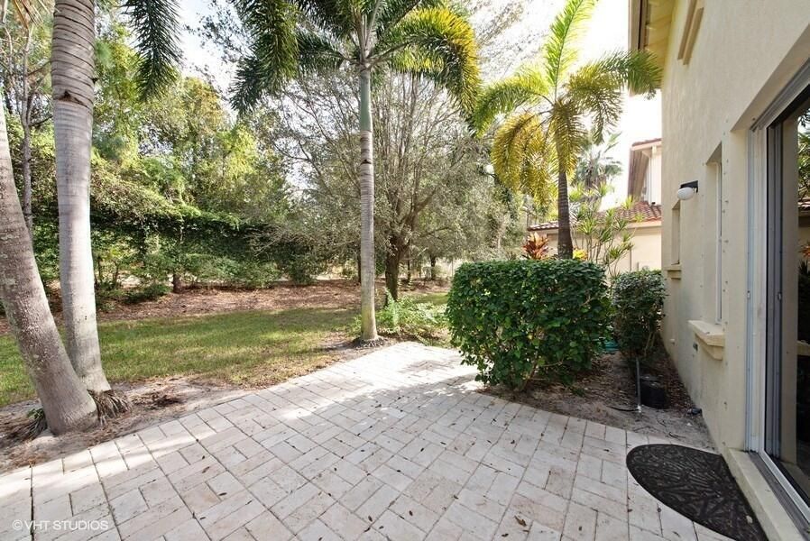 14_623CastleDr_85_Patio_LowRes