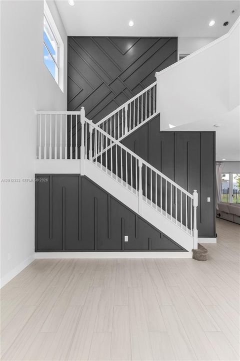 Под контрактом: $799,999 (5 спален, 4 ванн, 3330 Квадратных фут)