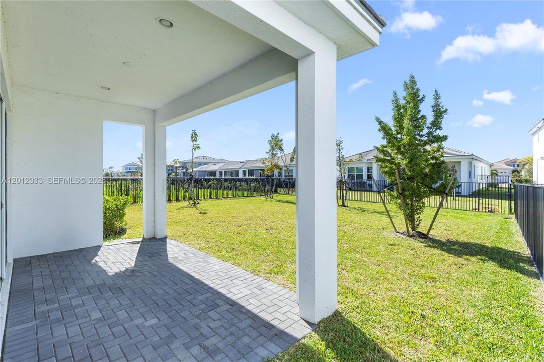 Под контрактом: $799,999 (5 спален, 4 ванн, 3330 Квадратных фут)