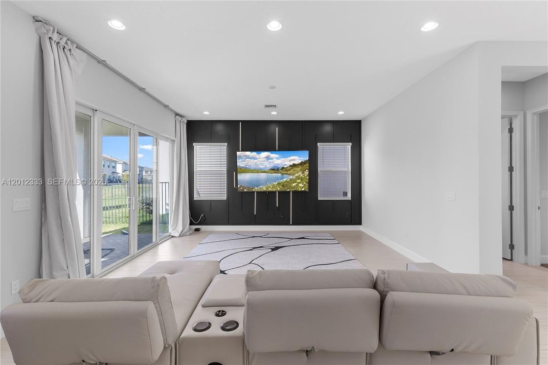 Под контрактом: $799,999 (5 спален, 4 ванн, 3330 Квадратных фут)