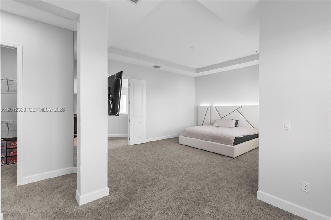Под контрактом: $799,999 (5 спален, 4 ванн, 3330 Квадратных фут)