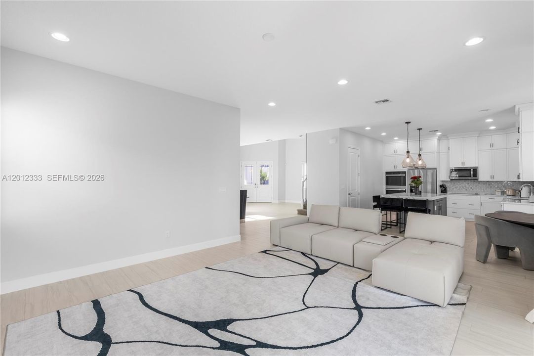 Под контрактом: $799,999 (5 спален, 4 ванн, 3330 Квадратных фут)