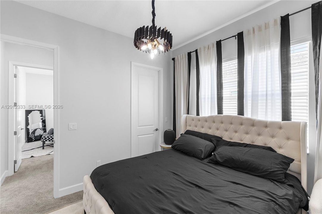Под контрактом: $799,999 (5 спален, 4 ванн, 3330 Квадратных фут)