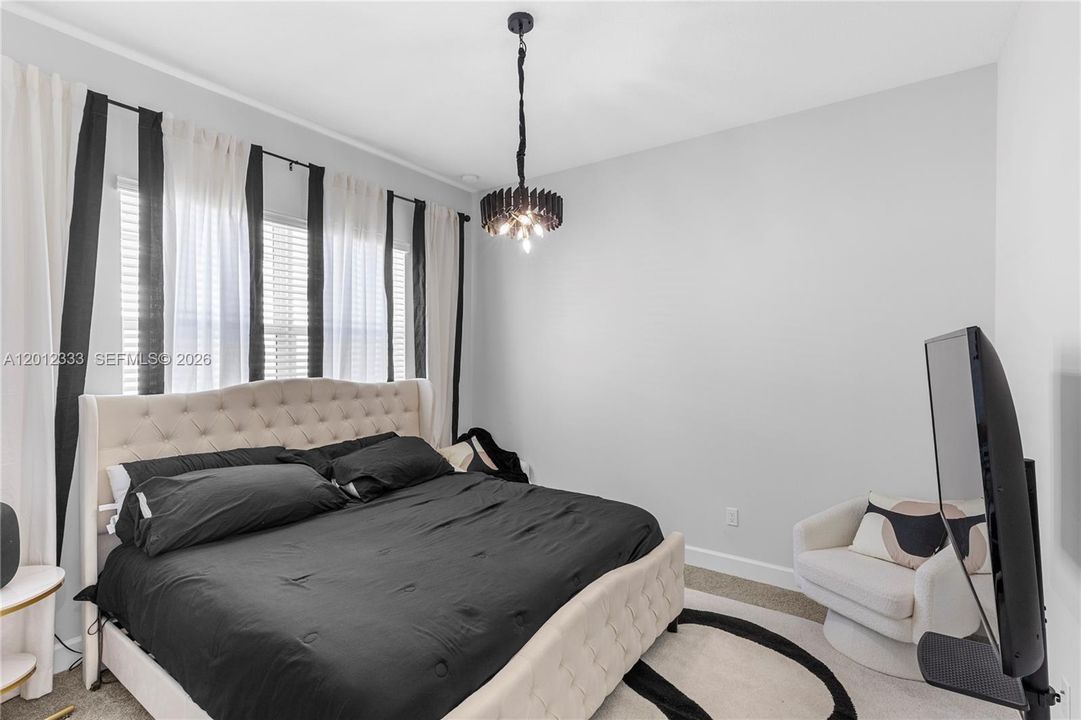 Под контрактом: $799,999 (5 спален, 4 ванн, 3330 Квадратных фут)