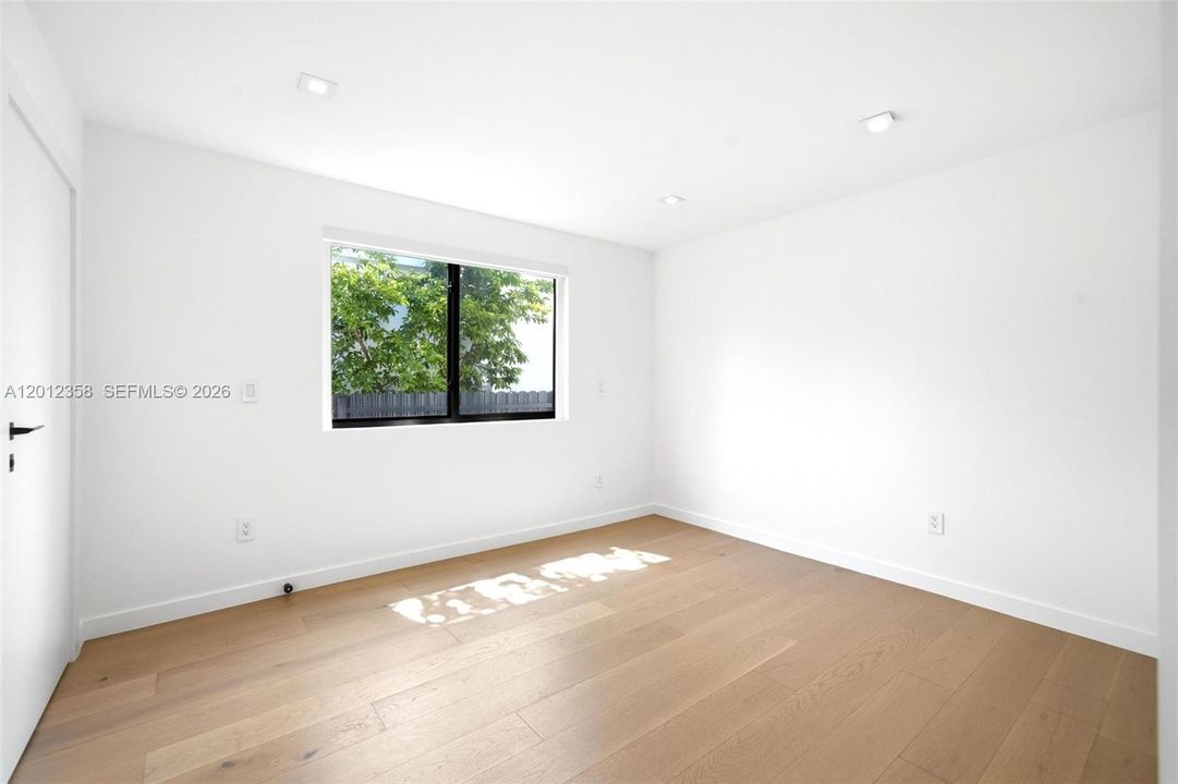 Activo con contrato: $10,000 (4 camas, 3 baños, 2547 Pies cuadrados)