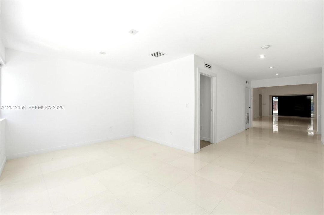 Activo con contrato: $10,000 (4 camas, 3 baños, 2547 Pies cuadrados)