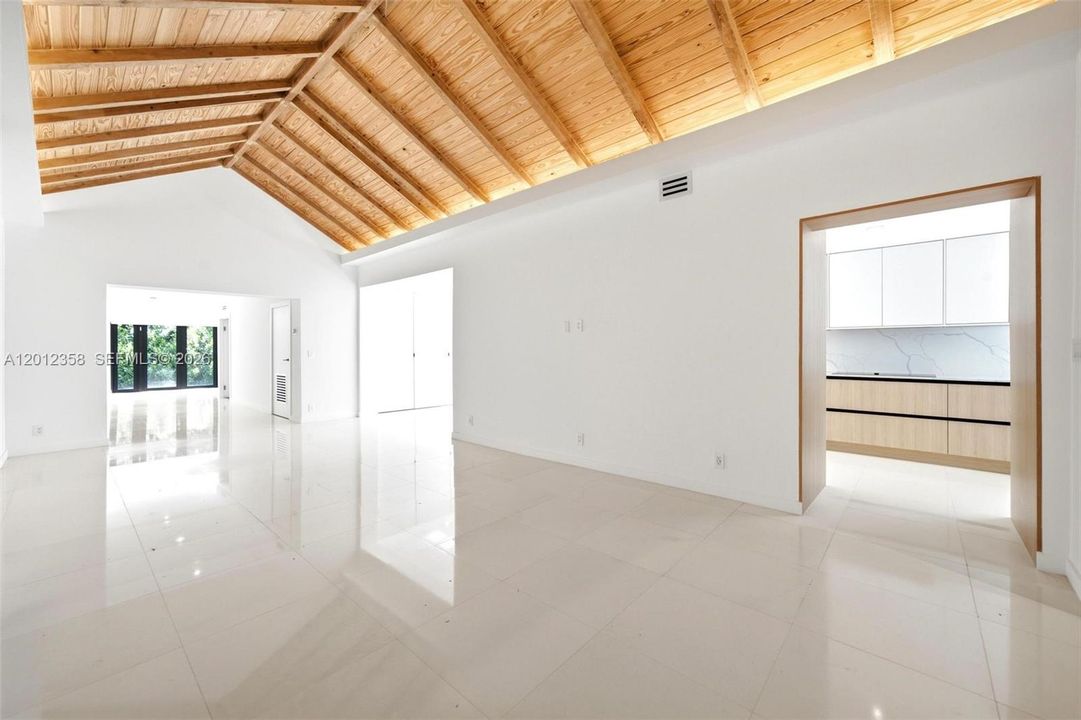 Activo con contrato: $10,000 (4 camas, 3 baños, 2547 Pies cuadrados)