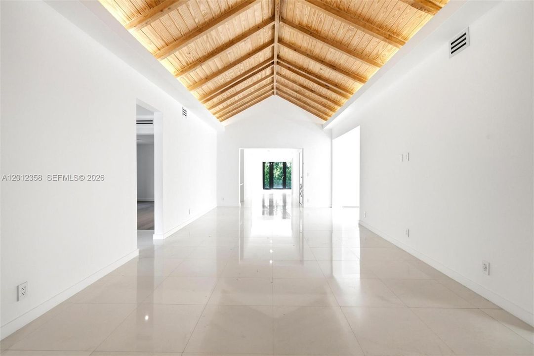 Activo con contrato: $10,000 (4 camas, 3 baños, 2547 Pies cuadrados)
