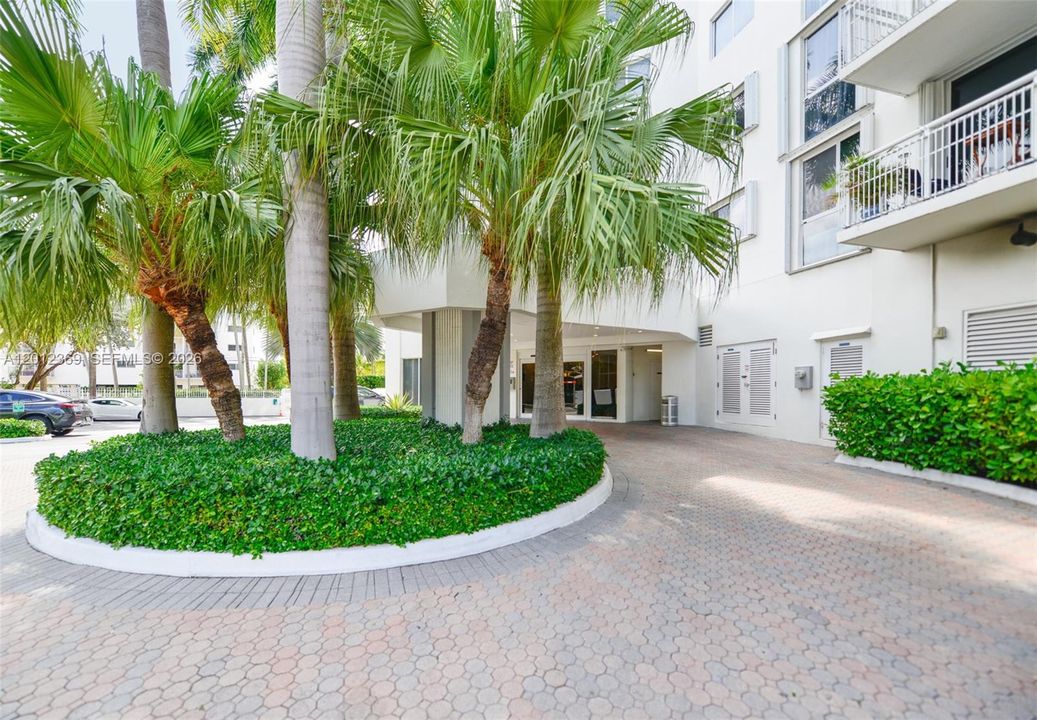 Active With Contract: $4,100 (2 beds, 2 baths, 1000 Square Feet)