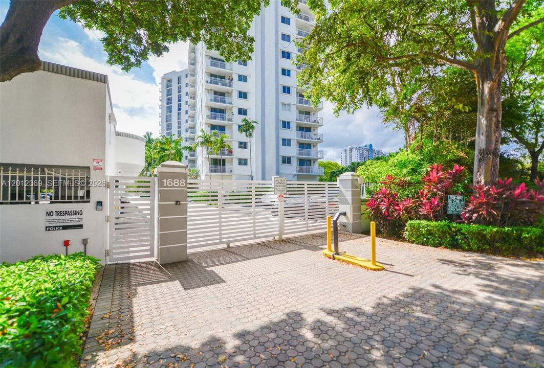 Active With Contract: $4,100 (2 beds, 2 baths, 1000 Square Feet)