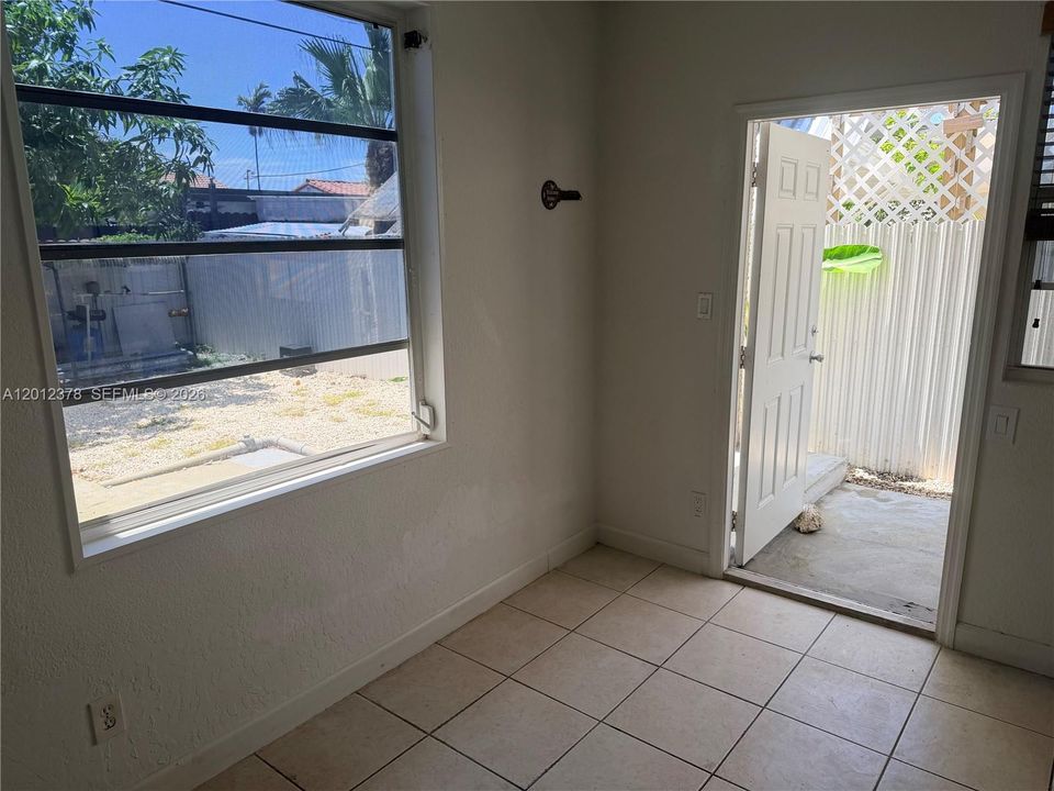 Active With Contract: $1,600 (1 beds, 1 baths, 2031 Square Feet)