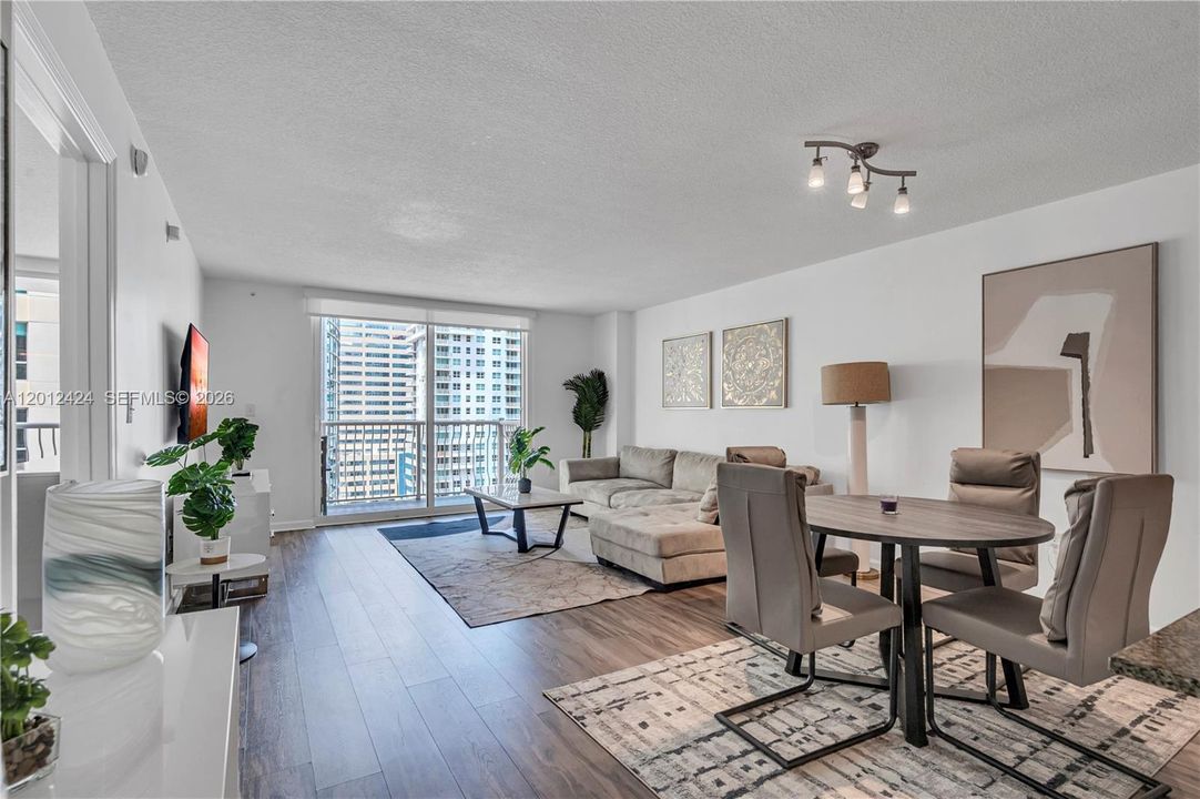 For Sale: $460,000 (1 beds, 1 baths, 825 Square Feet)