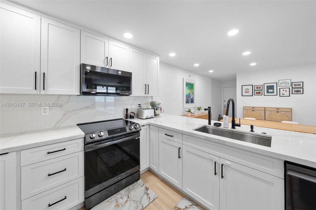 Active With Contract: $949,000 (2 beds, 2 baths, 1231 Square Feet)