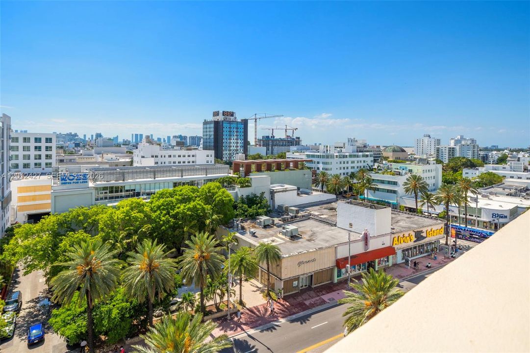 Active With Contract: $949,000 (2 beds, 2 baths, 1231 Square Feet)
