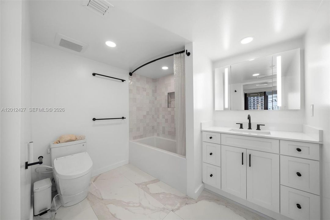 Active With Contract: $949,000 (2 beds, 2 baths, 1231 Square Feet)