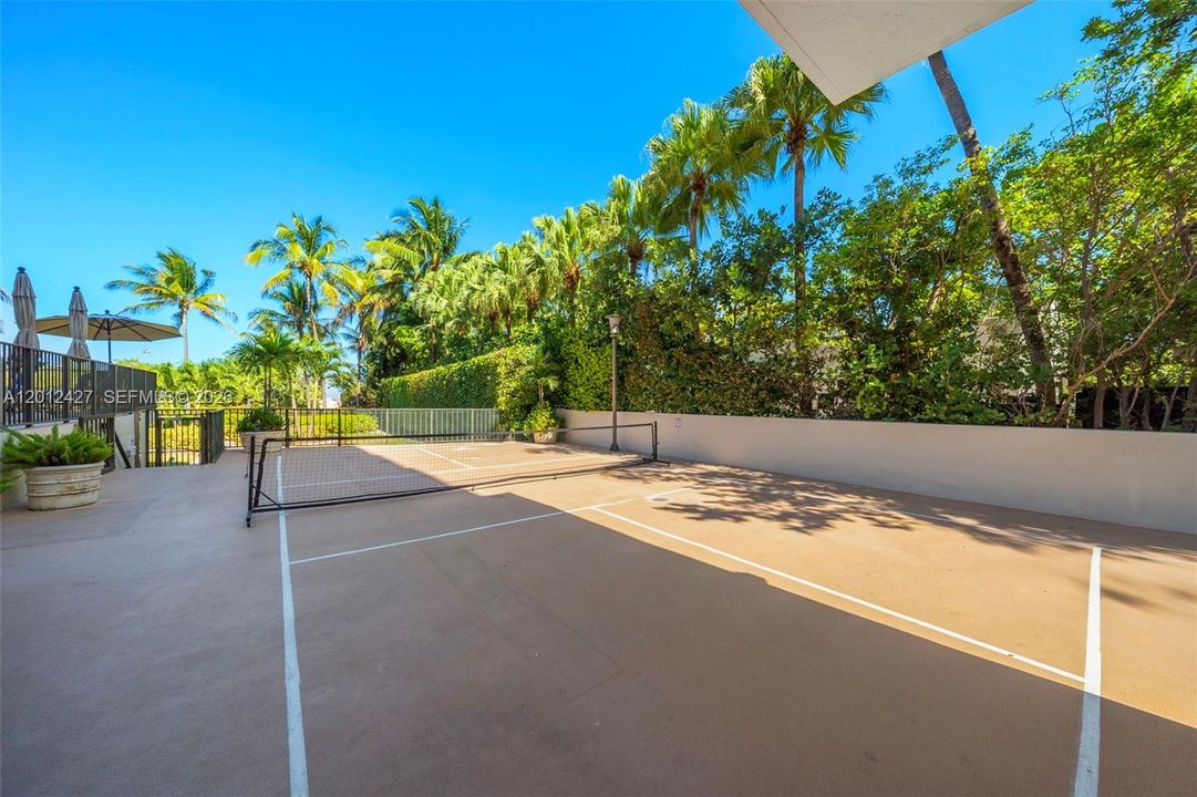 Active With Contract: $949,000 (2 beds, 2 baths, 1231 Square Feet)