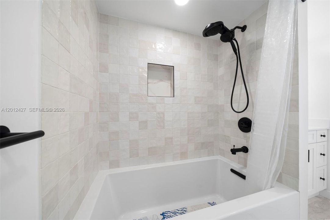 Active With Contract: $949,000 (2 beds, 2 baths, 1231 Square Feet)