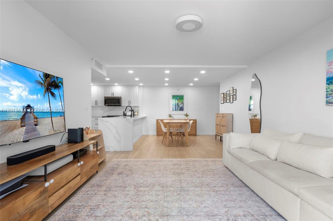 Active With Contract: $949,000 (2 beds, 2 baths, 1231 Square Feet)
