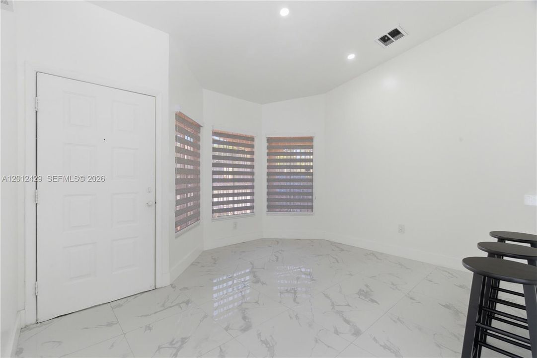 Недавно арендовано: $3,900 (4 спален, 3 ванн, 1225 Квадратных фут)