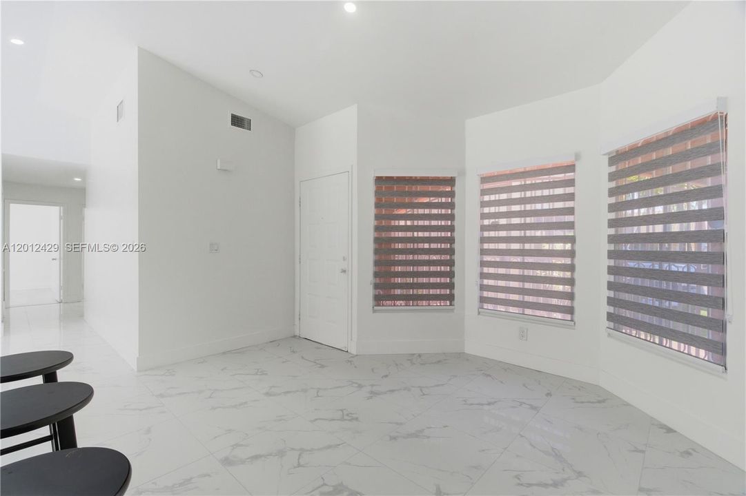 Недавно арендовано: $3,900 (4 спален, 3 ванн, 1225 Квадратных фут)