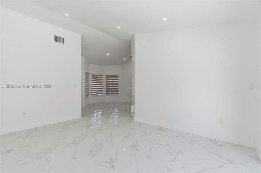 Недавно арендовано: $3,900 (4 спален, 3 ванн, 1225 Квадратных фут)