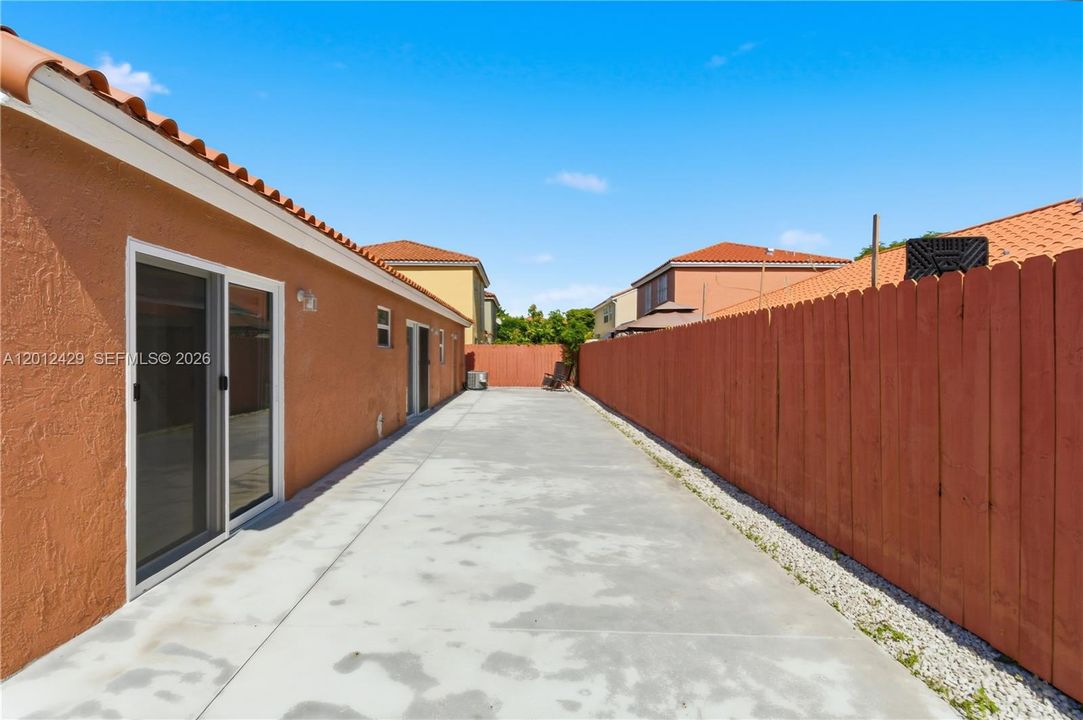 Недавно арендовано: $3,900 (4 спален, 3 ванн, 1225 Квадратных фут)