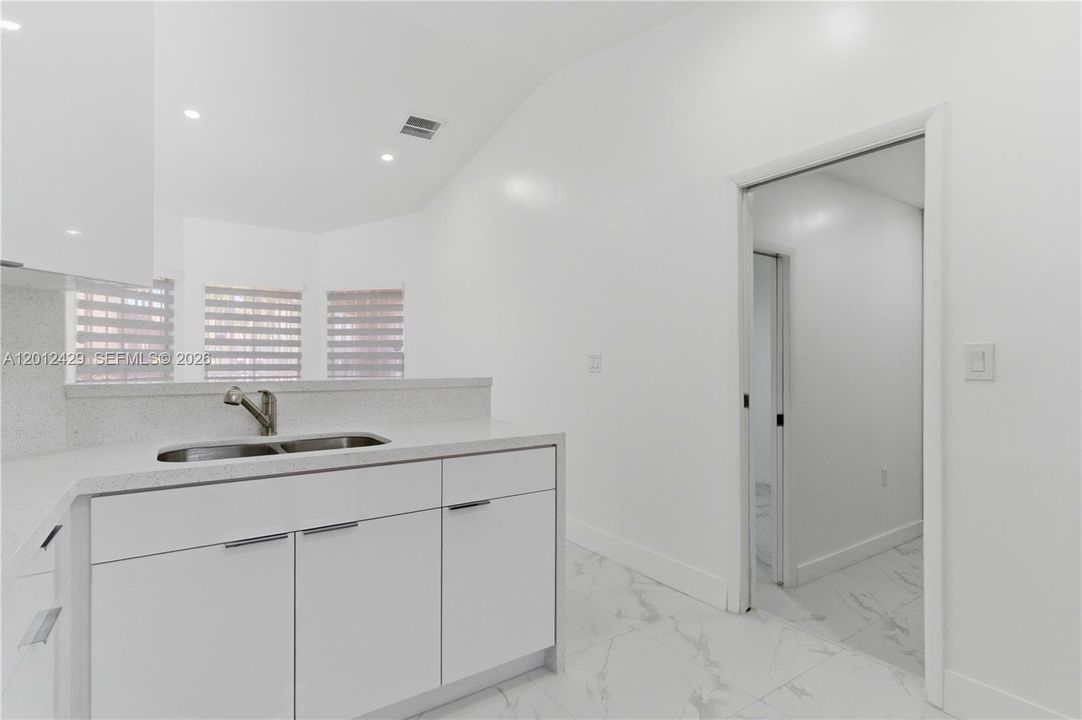 Недавно арендовано: $3,900 (4 спален, 3 ванн, 1225 Квадратных фут)