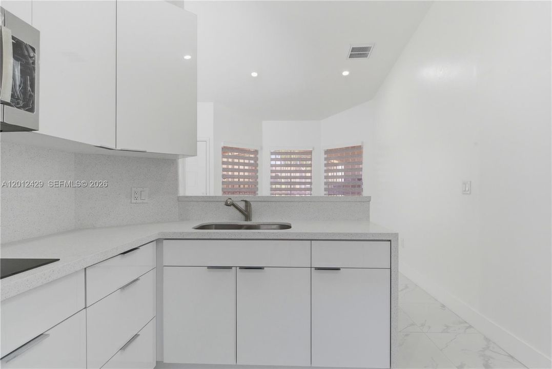 Недавно арендовано: $3,900 (4 спален, 3 ванн, 1225 Квадратных фут)