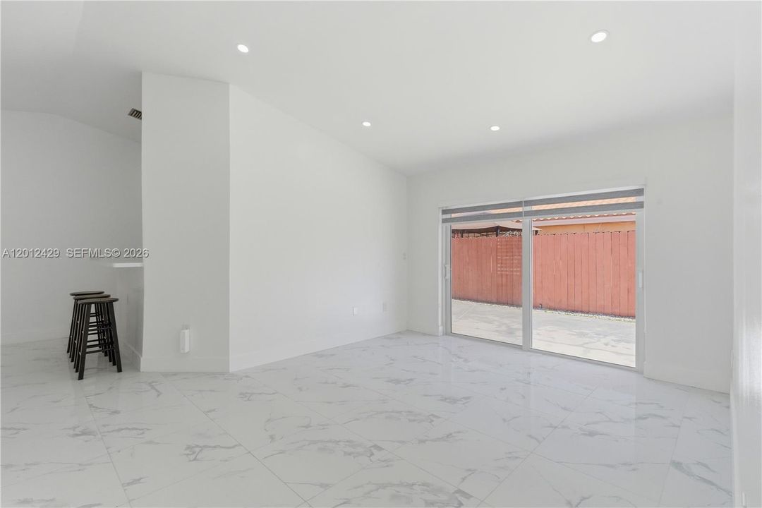 Недавно арендовано: $3,900 (4 спален, 3 ванн, 1225 Квадратных фут)