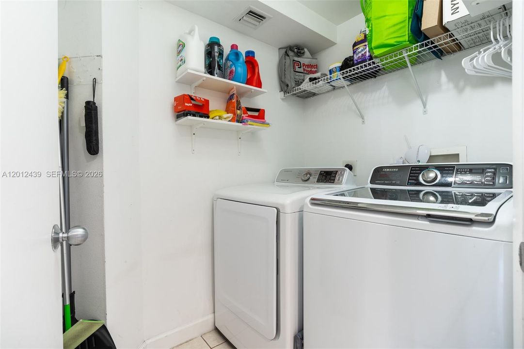 Activo con contrato: $5,300 (3 camas, 2 baños, 1872 Pies cuadrados)