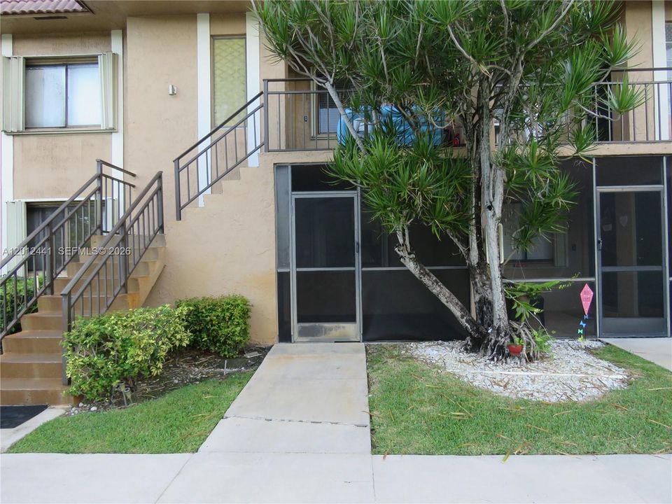 Active With Contract: $265,000 (2 beds, 2 baths, 1256 Square Feet)