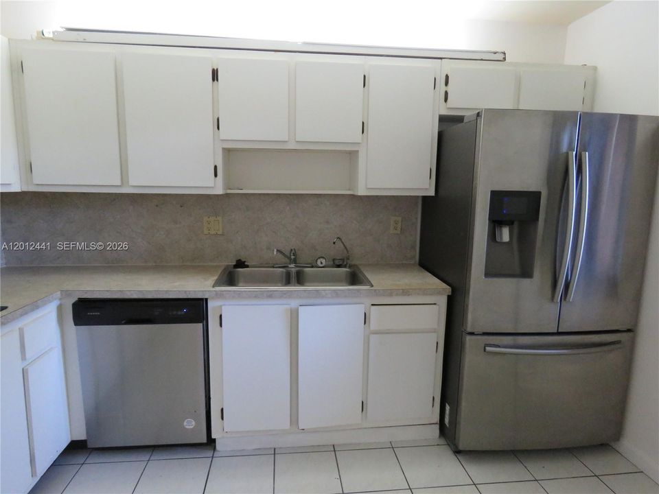 Active With Contract: $265,000 (2 beds, 2 baths, 1256 Square Feet)