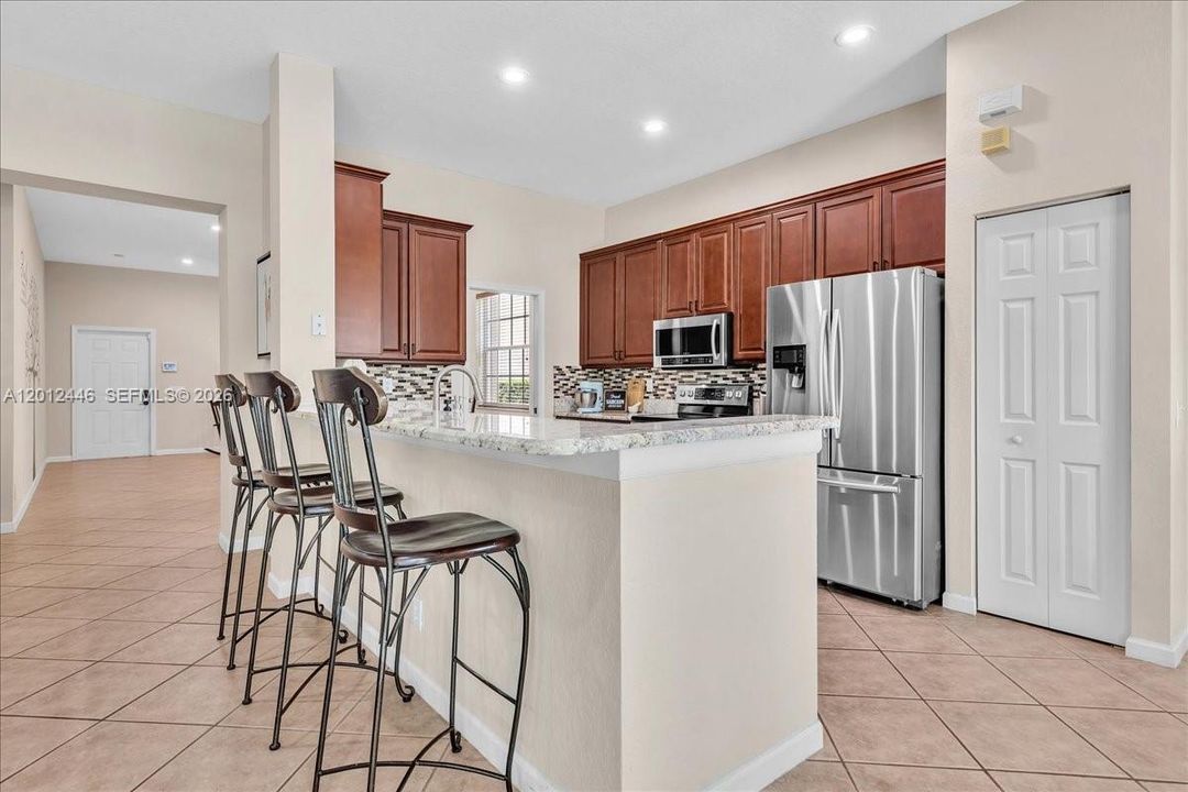 En Venta: $995,000 (4 camas, 2 baños, 2115 Pies cuadrados)
