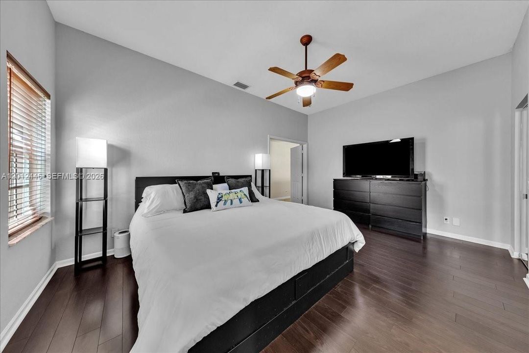 En Venta: $995,000 (4 camas, 2 baños, 2115 Pies cuadrados)