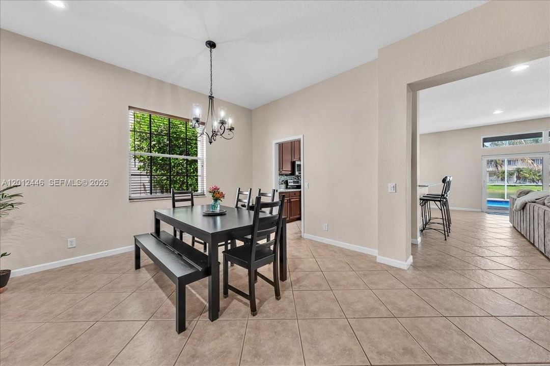 En Venta: $995,000 (4 camas, 2 baños, 2115 Pies cuadrados)