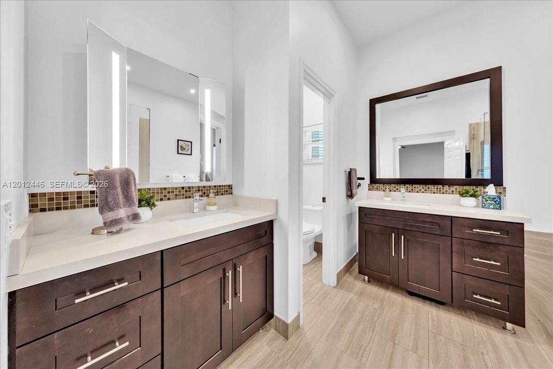 En Venta: $995,000 (4 camas, 2 baños, 2115 Pies cuadrados)