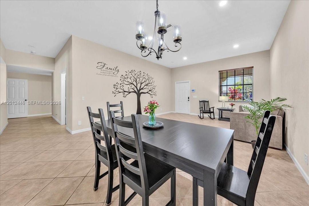 En Venta: $995,000 (4 camas, 2 baños, 2115 Pies cuadrados)