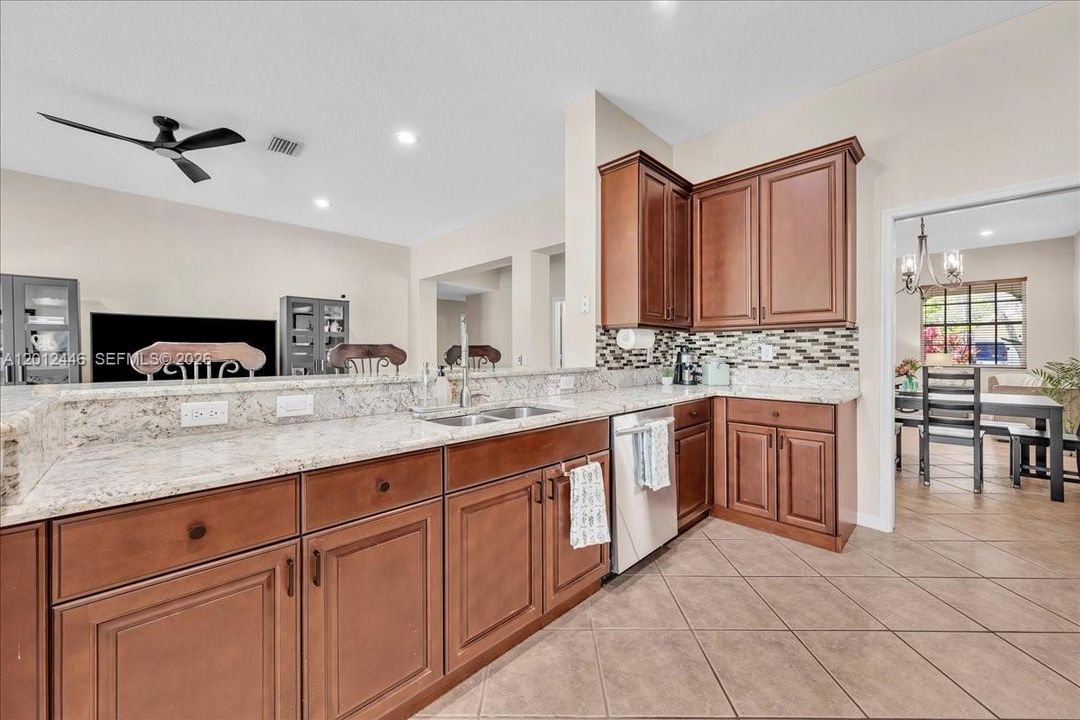 En Venta: $995,000 (4 camas, 2 baños, 2115 Pies cuadrados)